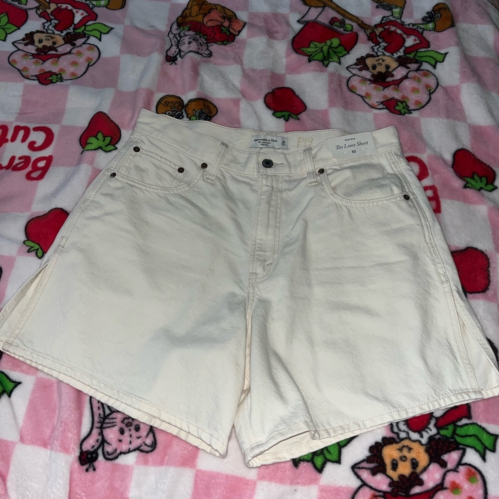 Abercrombie & Fitch High-Rise Loose Short in Off-White